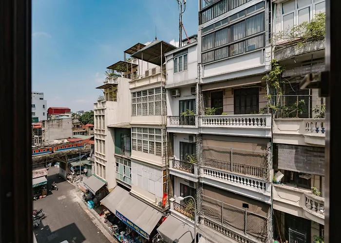 Homestay Train Street View- Dong Xuan Market